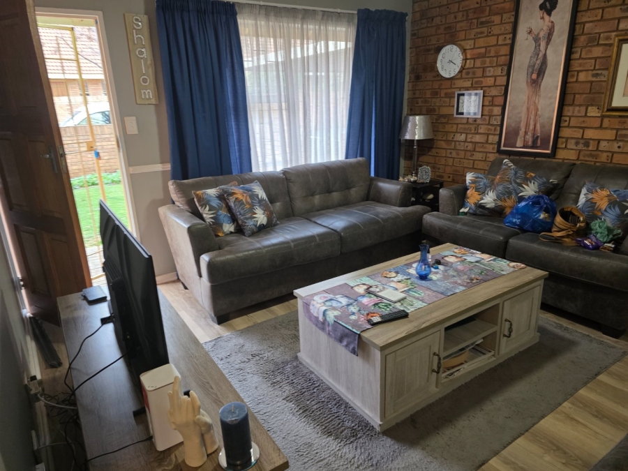 2 Bedroom Property for Sale in Langenhovenpark Free State